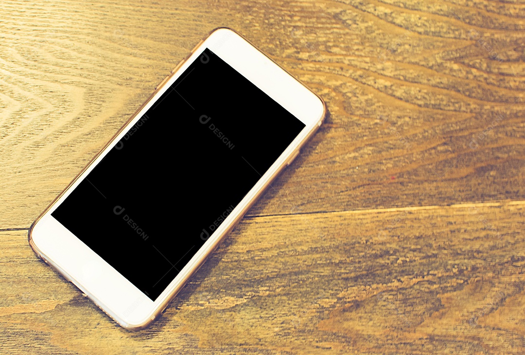 Telefone inteligente em fundo de madeira velho.