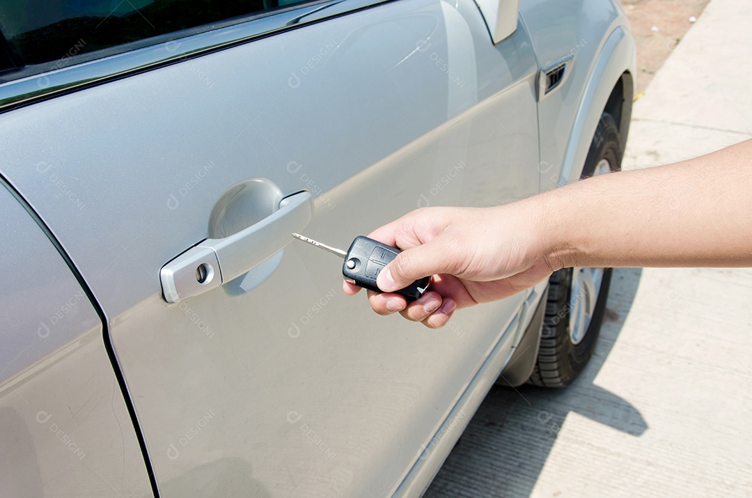 Mão pressiona os sistemas de alarme de carro de controle remoto