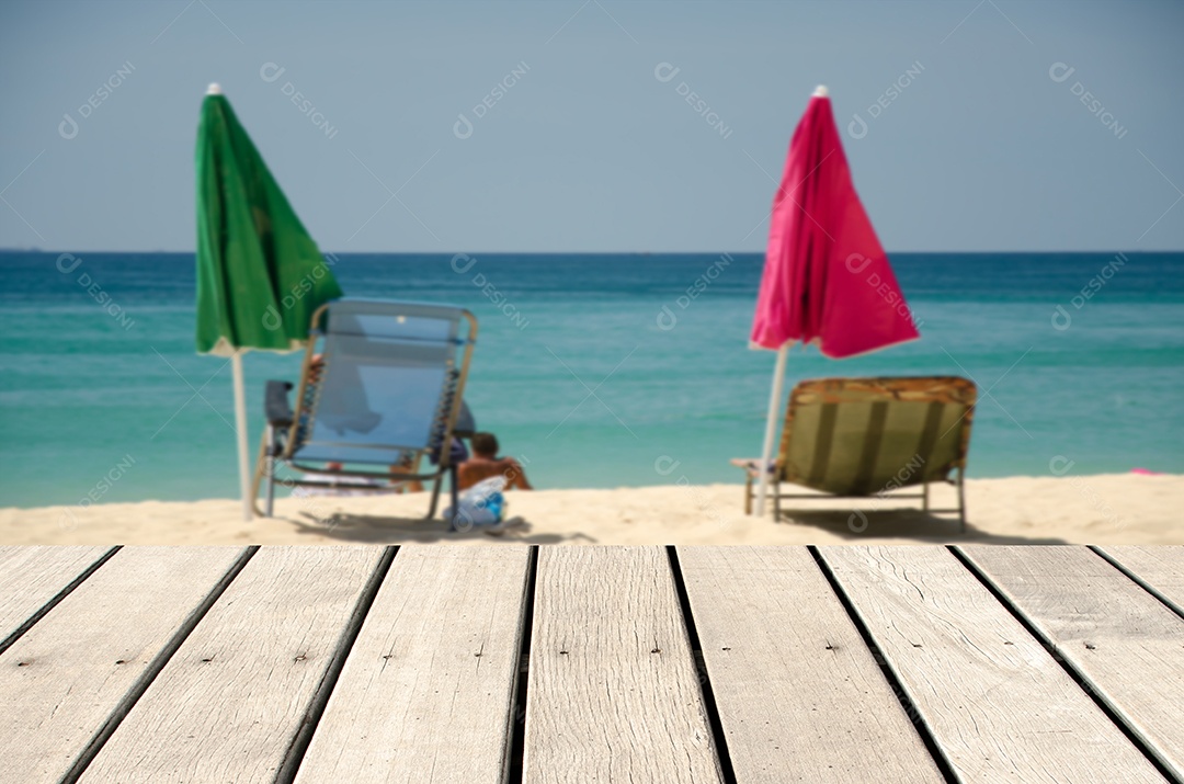 Parte superior vazia do fundo desfocado abstrato do mar de madeira. Para exibição do produto