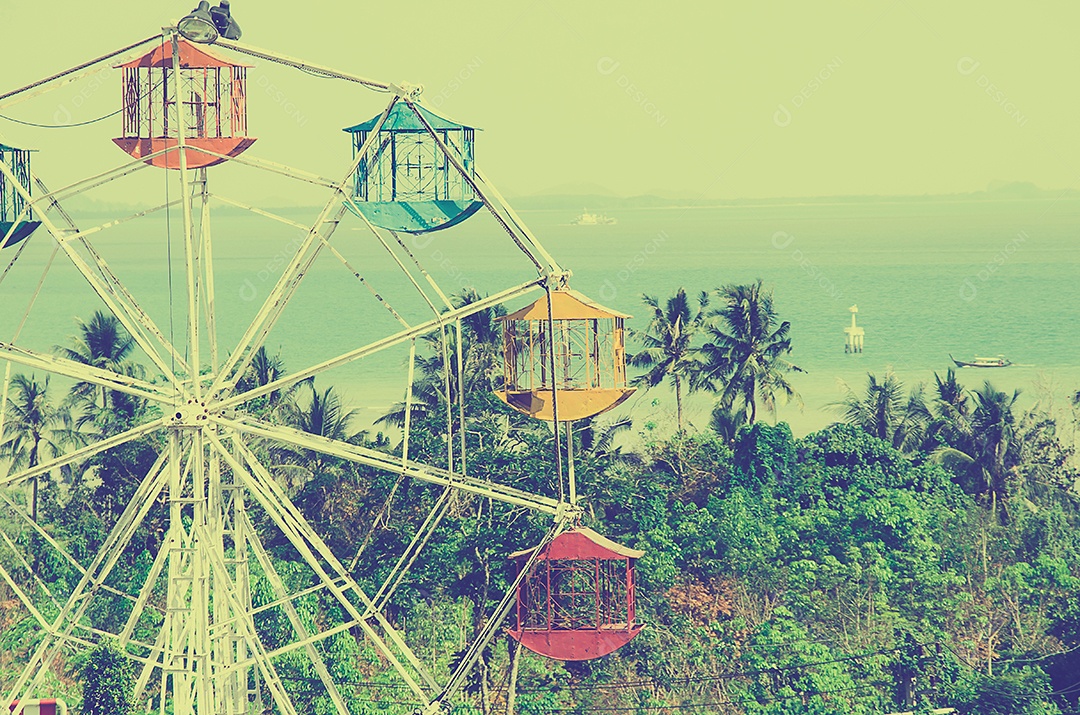 Roda gigante sobre o céu azul - efeito de filtro vintage.