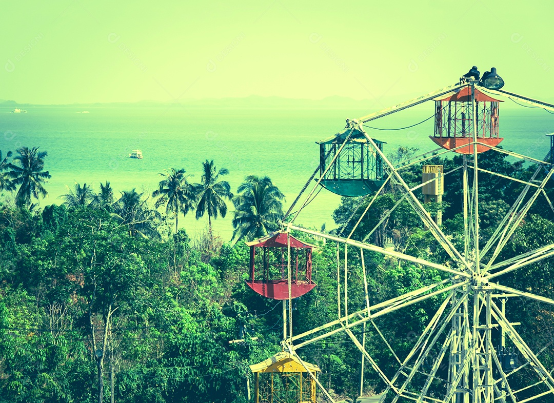 Roda gigante sobre o céu azul - efeito de filtro vintage.