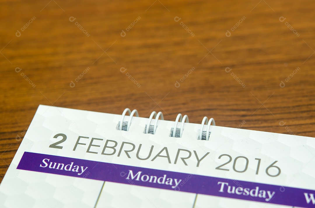 Feche o calendário de fevereiro de 2016 na mesa.