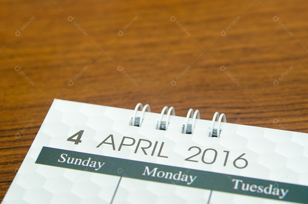 Feche o calendário de abril de 2016 na mesa.