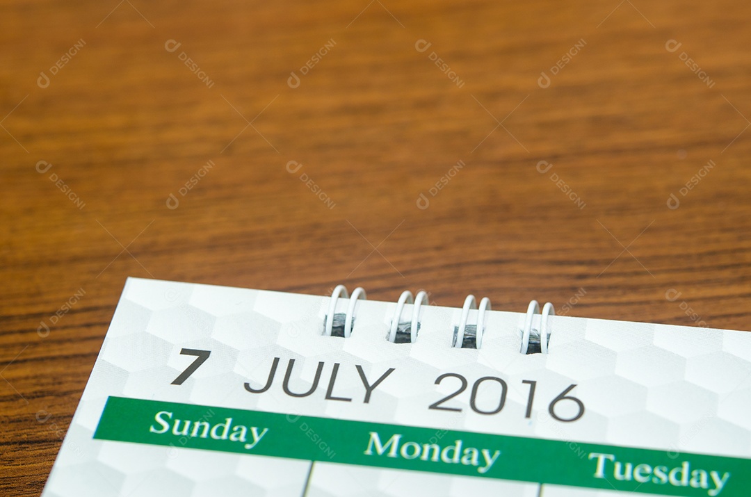 Feche o calendário de julho de 2016 na mesa.