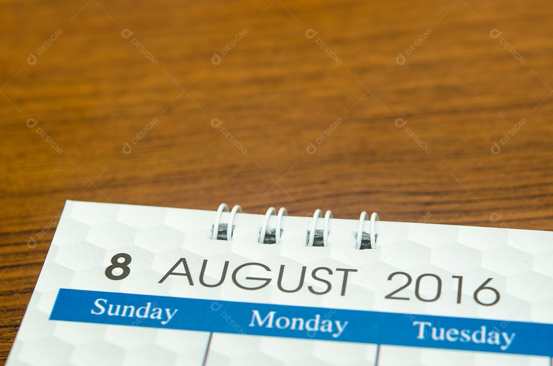 Feche o calendário de agosto de 2016 na mesa.