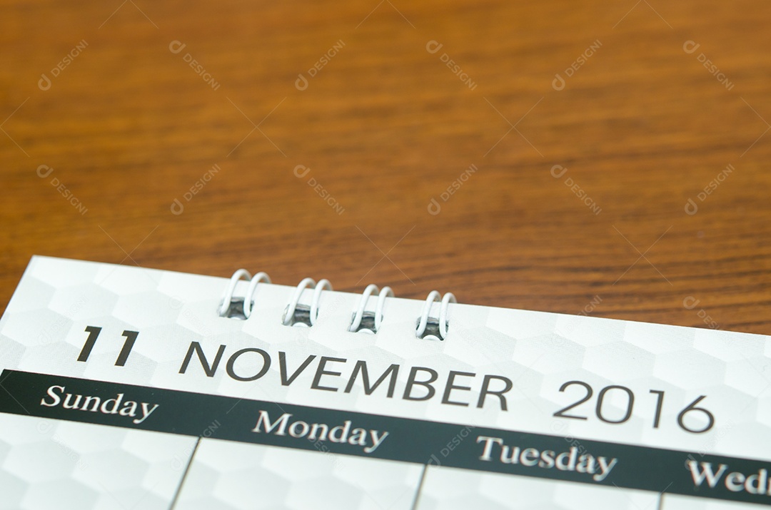 Feche o calendário de novembro de 2016 na mesa.