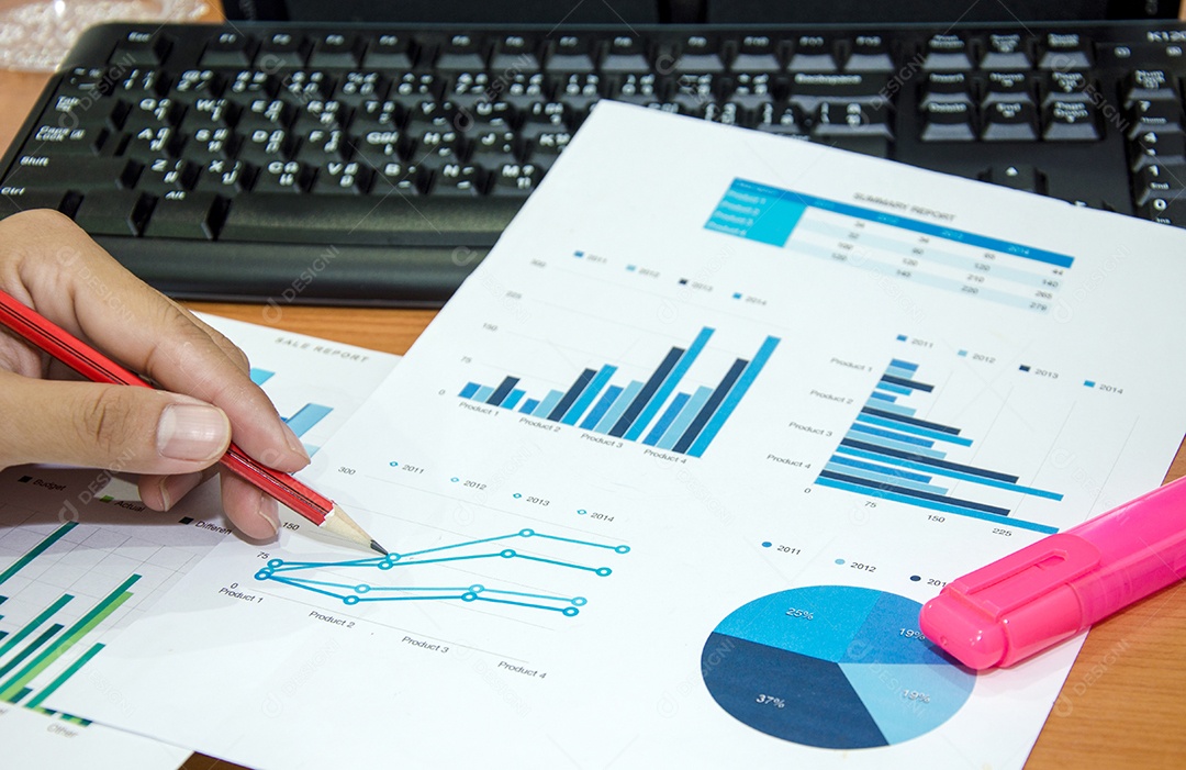 Gráfico de análise financeira de negócios e teclado na mesa.