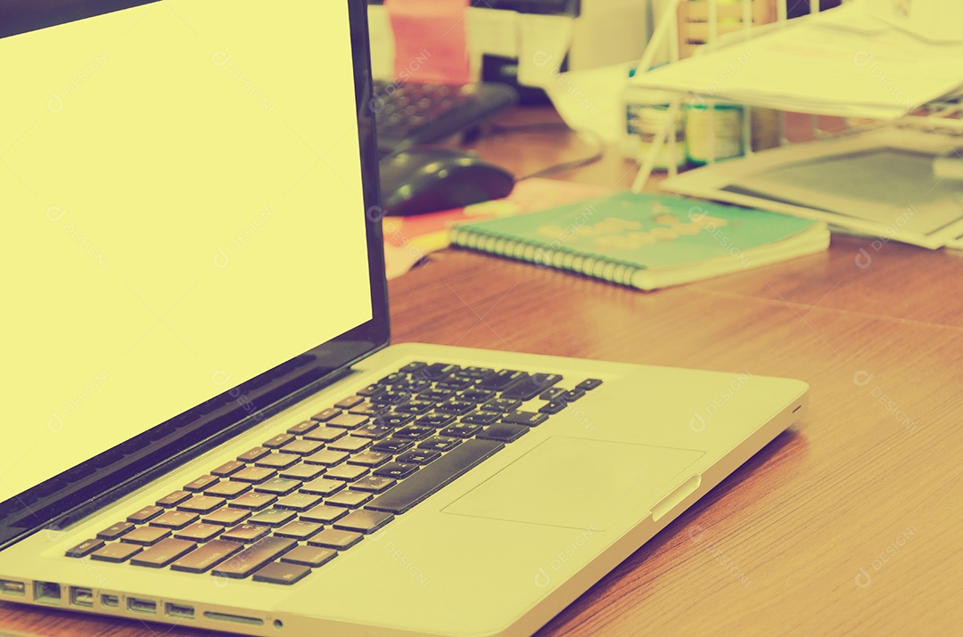 Laptop na mesa de trabalho. tons de cor vintage.