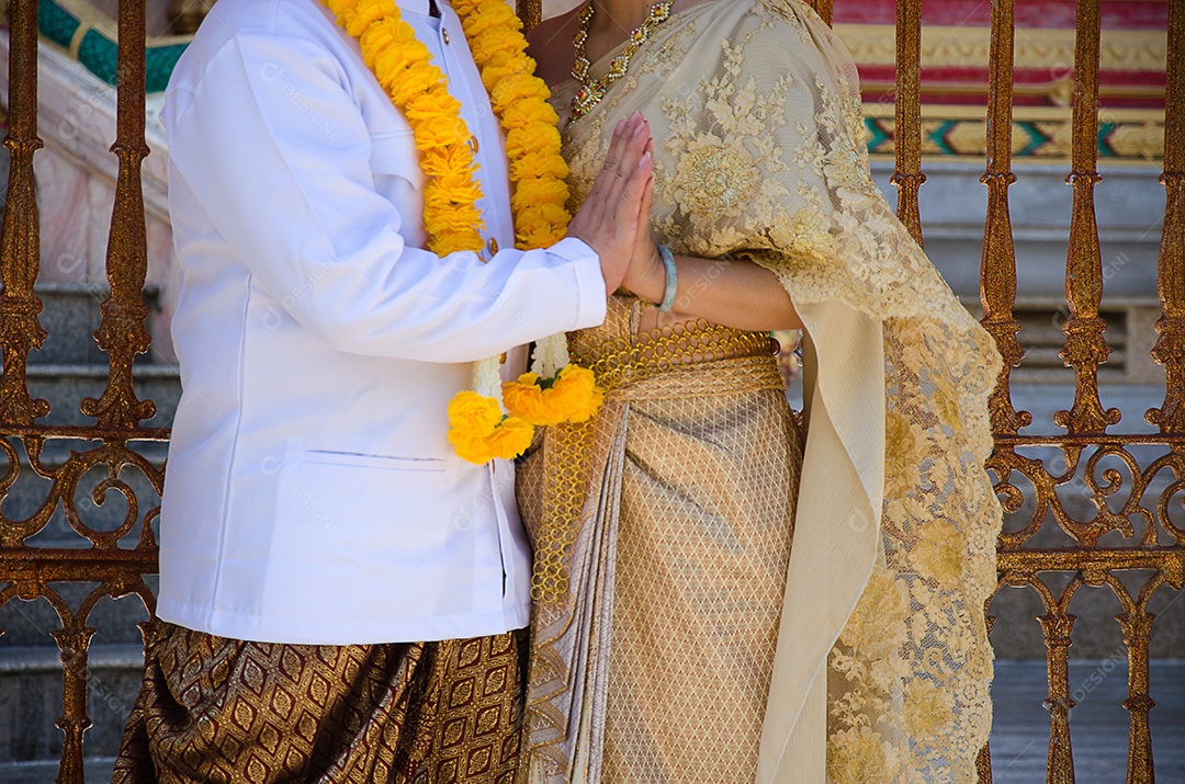 Vestido de noiva em um templo em Phuket, Tailândia.