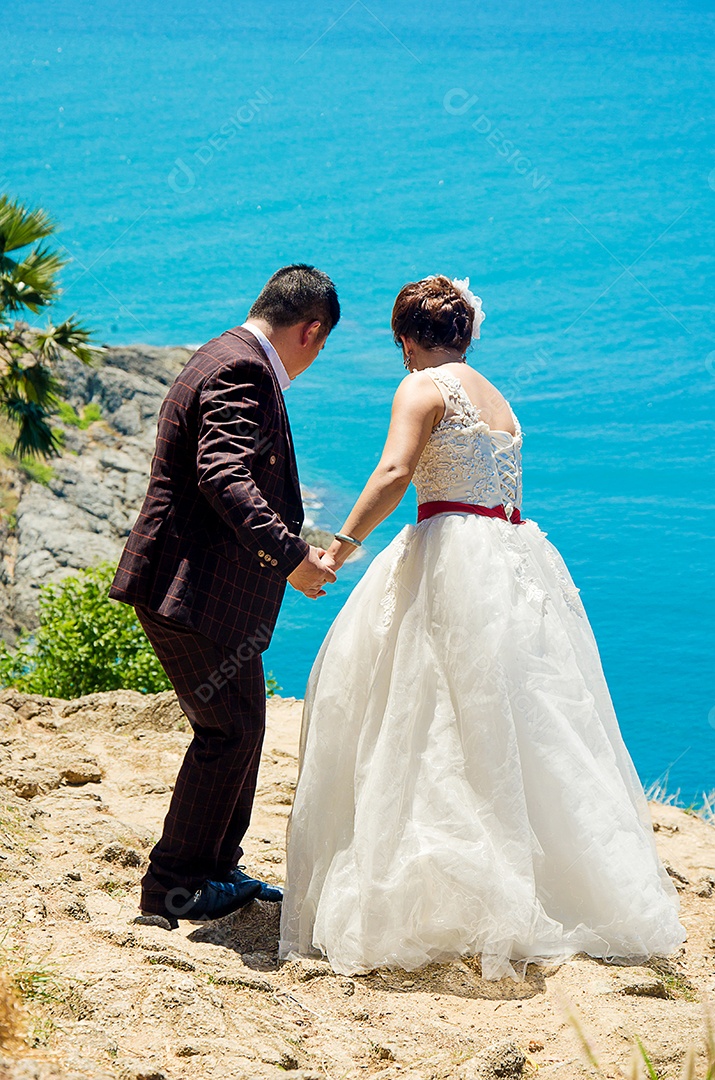 Lindo casal de noivos está curtindo o casamento.