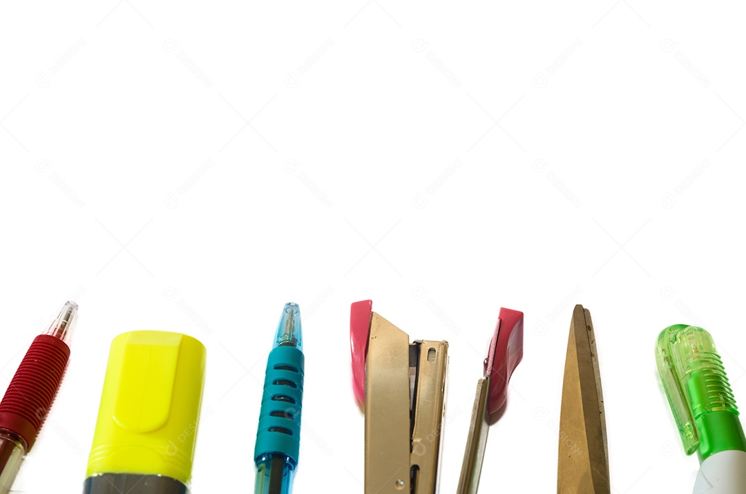 Material de escritório, acessórios de negócios em fundo branco.