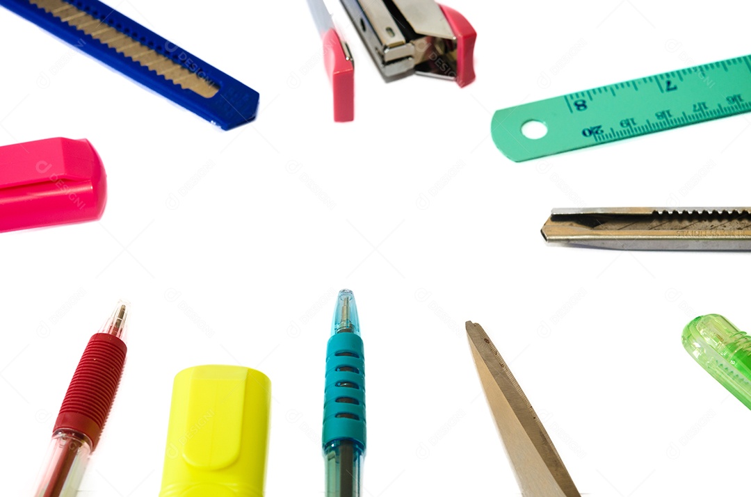 Material de escritório, acessórios de negócios em fundo branco.