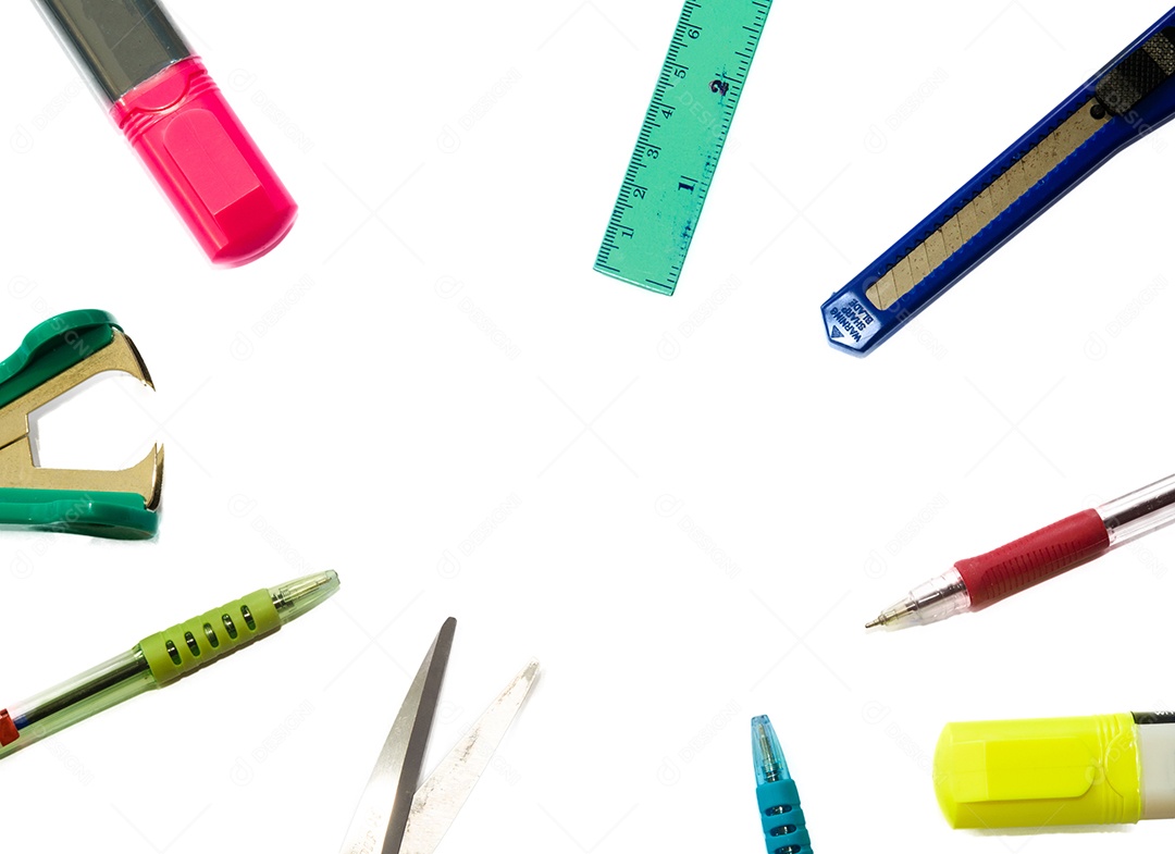 Material de escritório, acessórios de negócios em fundo branco.