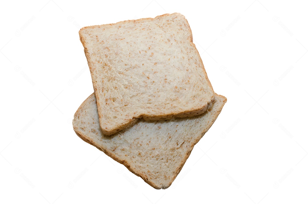 Pão de trigo integral isolado no fundo branco.