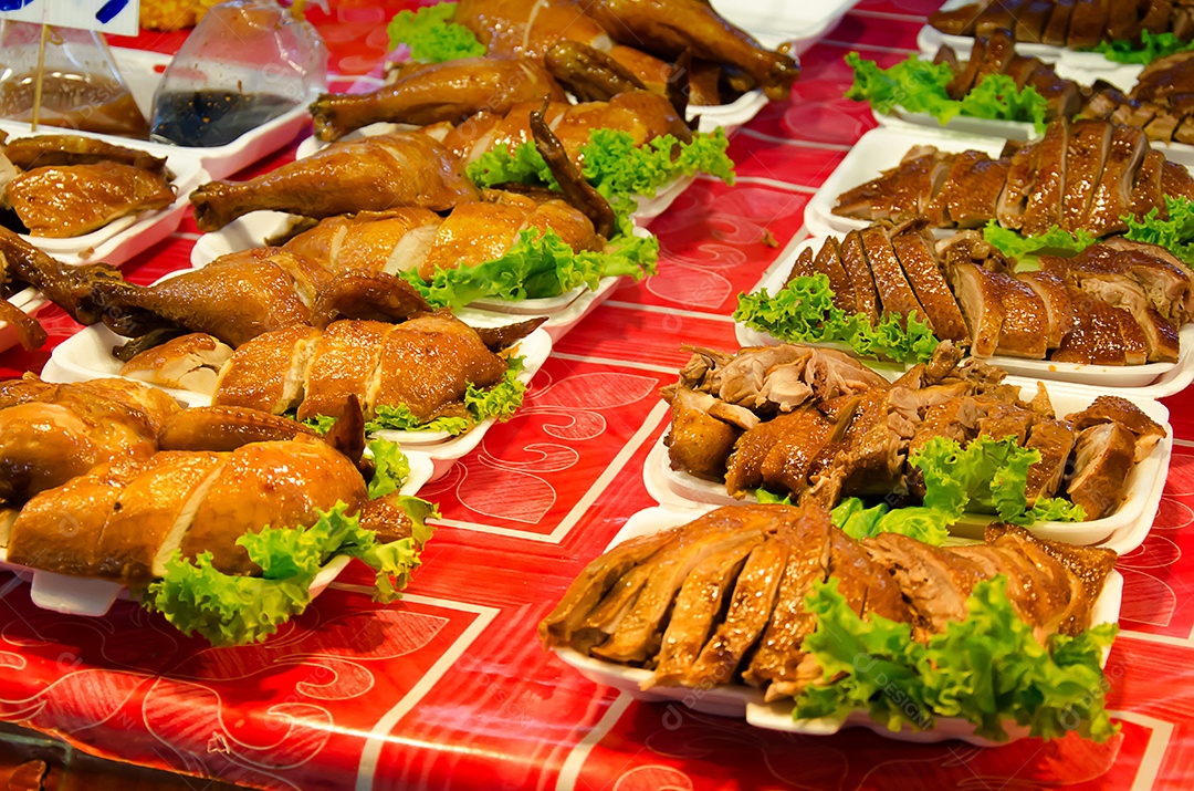 Frango cozido com molho de peixe.