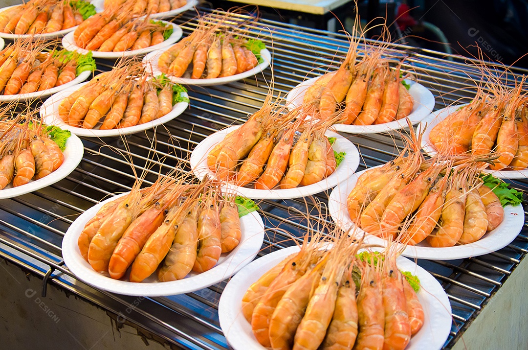 Camarão cozido em um prato no mercado.