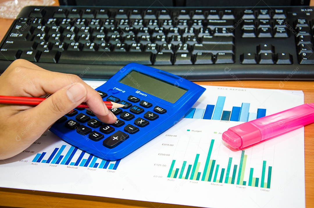 Mão com calculadora. Negócios financeiros e contábeis.