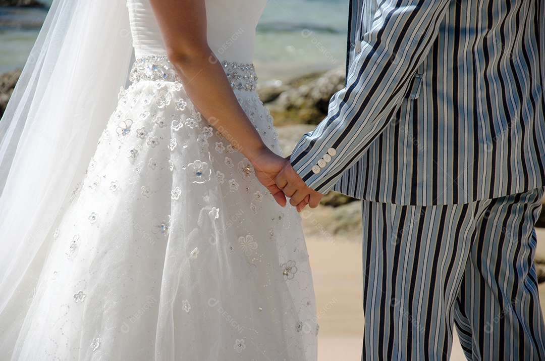 Close-up de casal de mãos dadas.