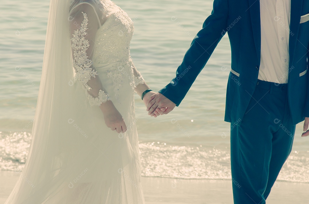 Feche de casal de mãos dadas. Tons Vintage.