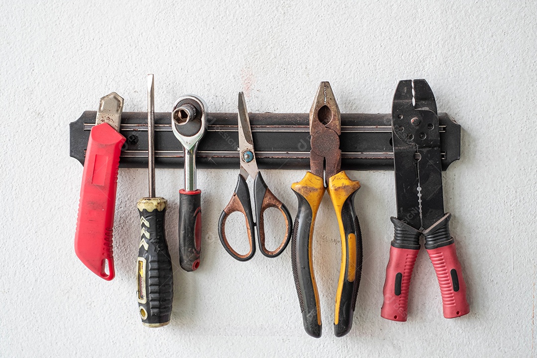 Ferramentas de reparação de automóveis na parede de cimento na oficina de automóveis