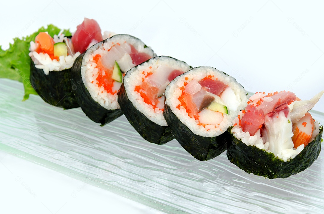 Marisco fresco envolto em arroz e alga.