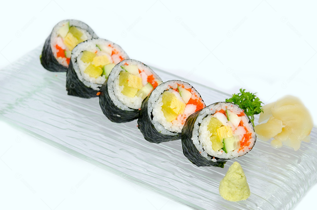 Marisco fresco envolto em arroz e alga.