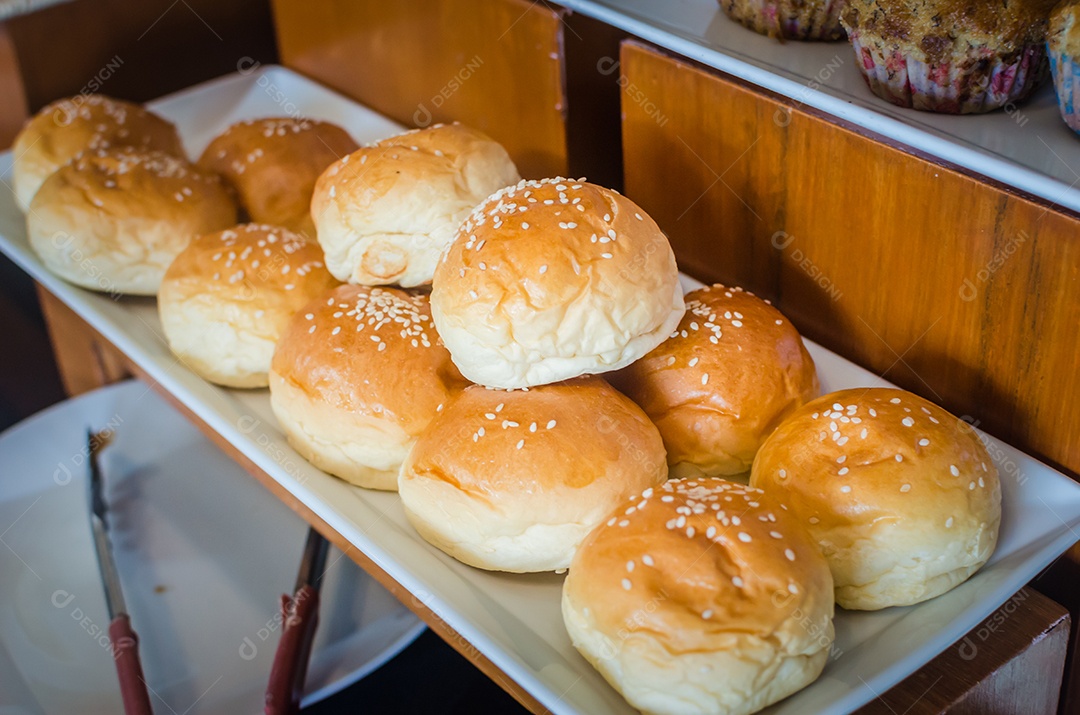 Pães caseiros com sementes de gergelim no café da manhã.