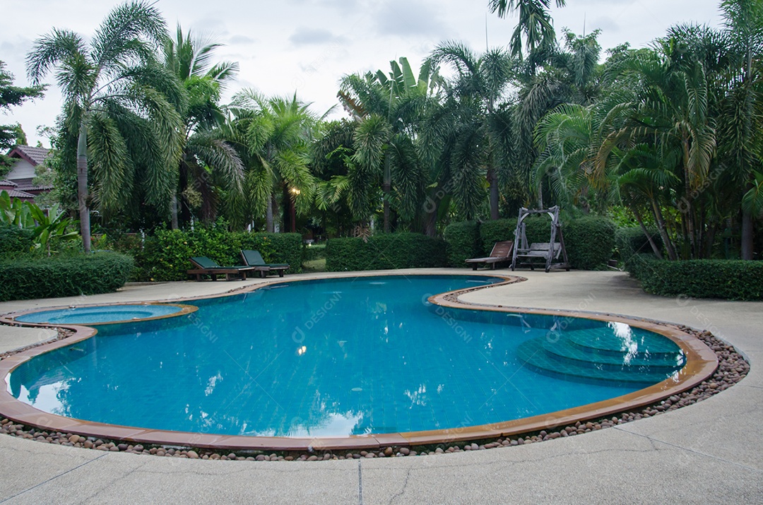 Linda piscina de luxo no resort hotel.