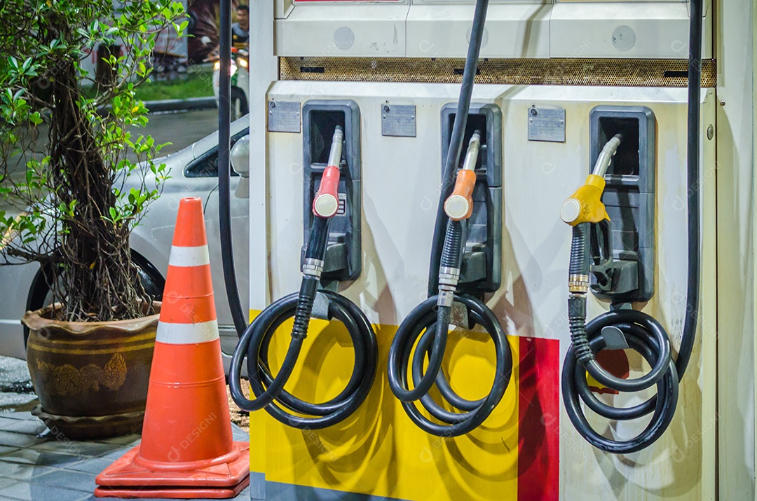 Linha de bicos de bomba de gasolina.