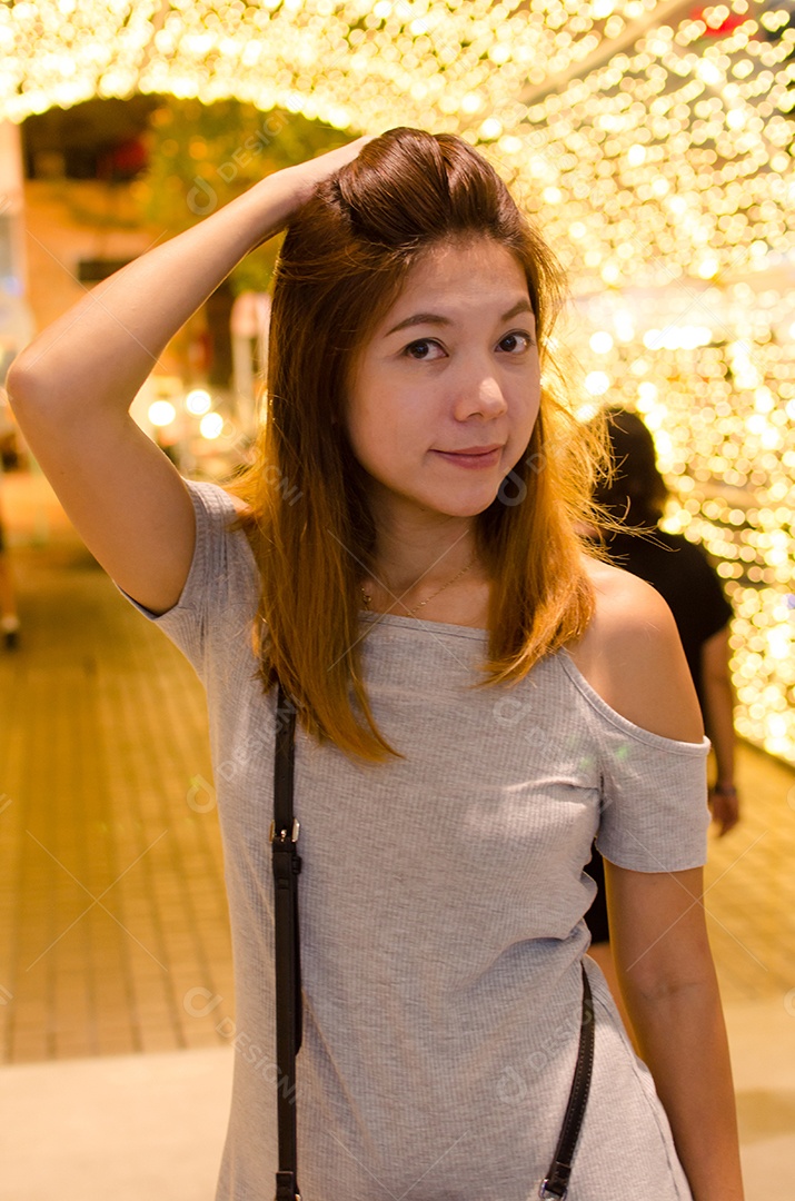 Luzes de bokeh de fundo asiático de retrato.