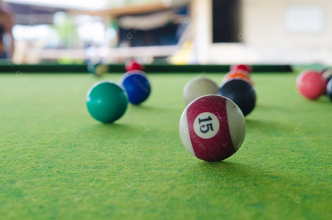 Bolas de bilhar em uma mesa de bilhar.