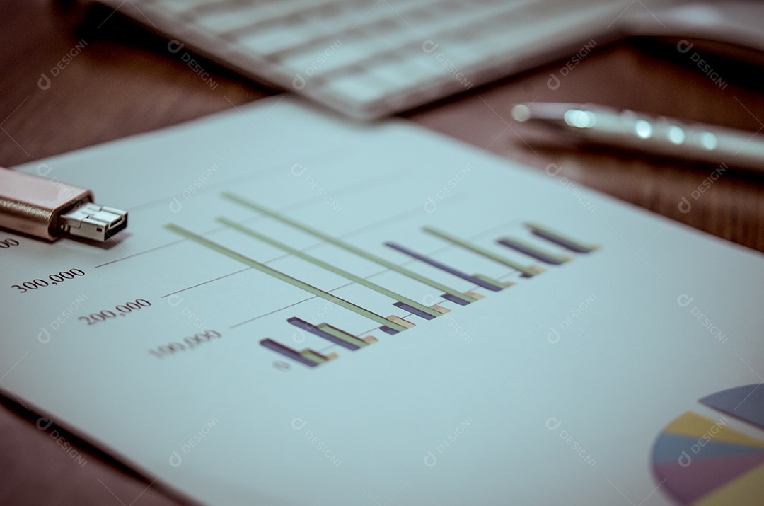 Análise de desempenho empresarial. Gráficos de negócios com teclado, caneta.