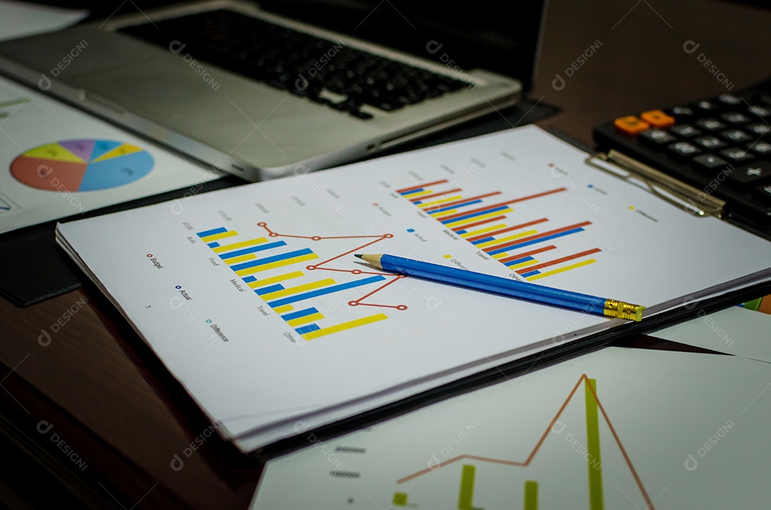 Gráfico de finanças de negócios e computador portátil - filtro Vintage.