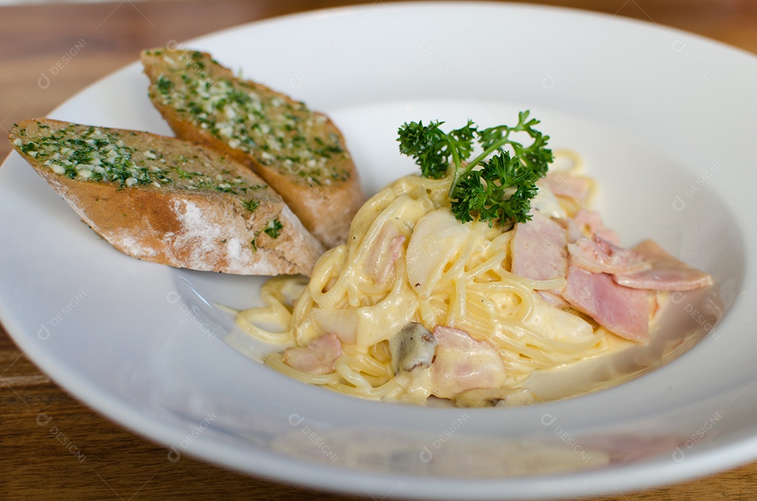 Espaguete Carbonara com presunto e cogumelos com pão de alho.