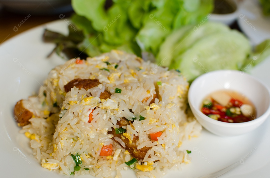 Arroz frito com peixe frito, comida tailandesa.