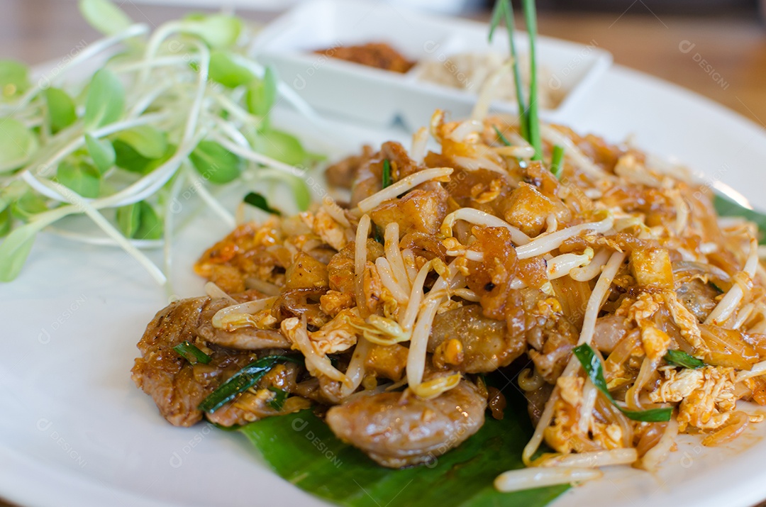 Comida tailandesa Pad thai, refogado é comida de macarrão estilo tailandês.
