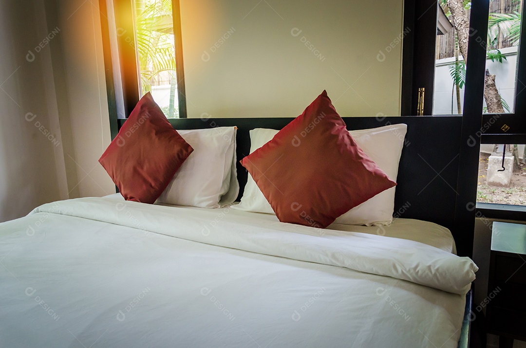 Travesseiros e cama confortáveis.