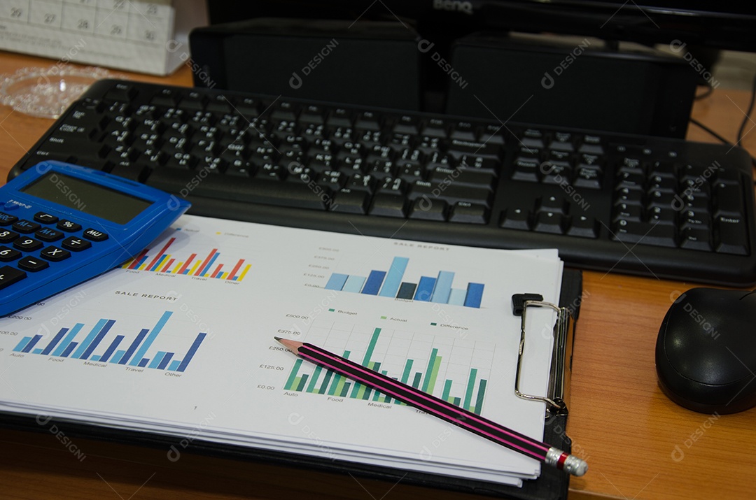 Análise de desempenho empresarial. Gráficos de negócios com teclado, caneta.
