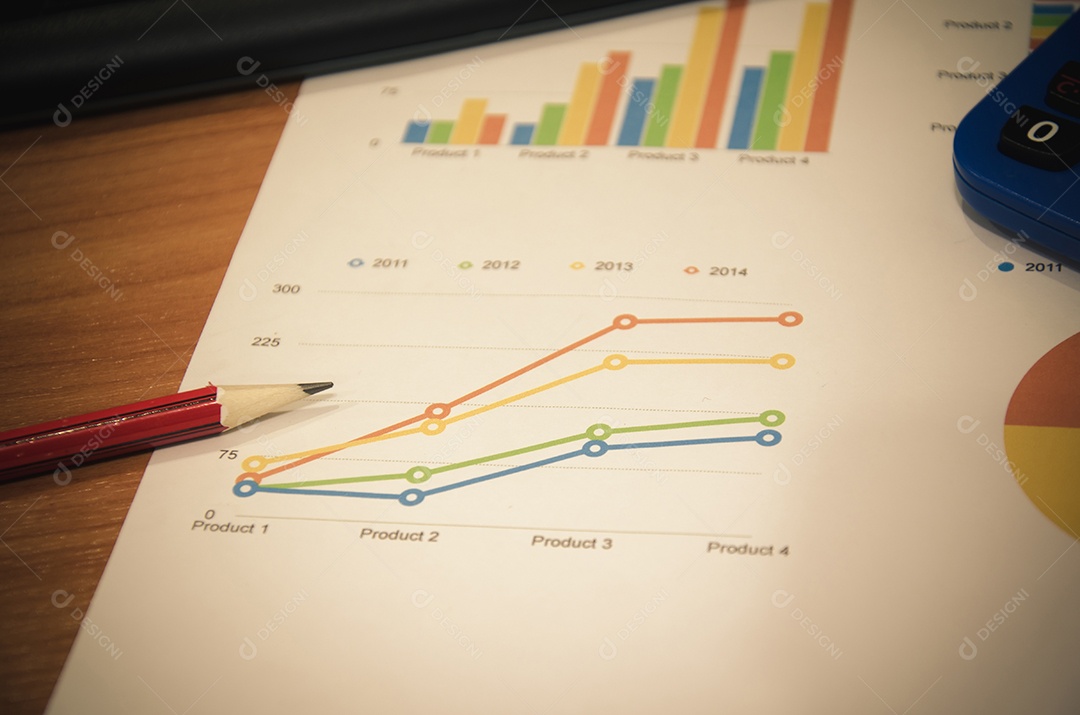 Documentos de negócios com crescimento de gráficos, computador e caneta.