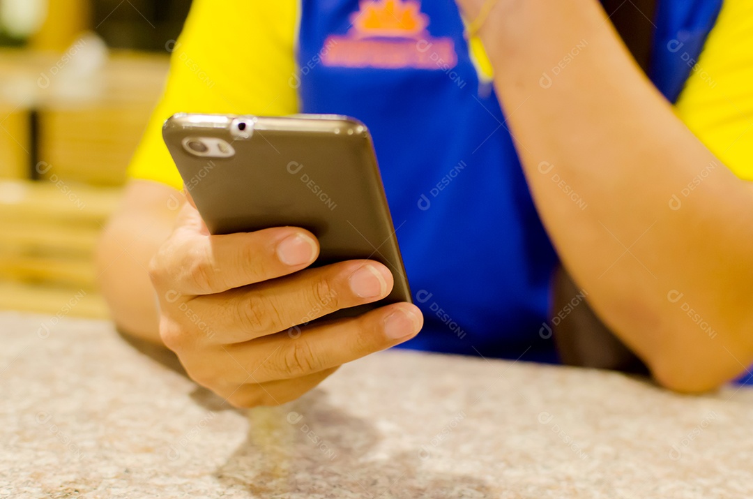 Close-up homem mão digitando no telefone inteligente.