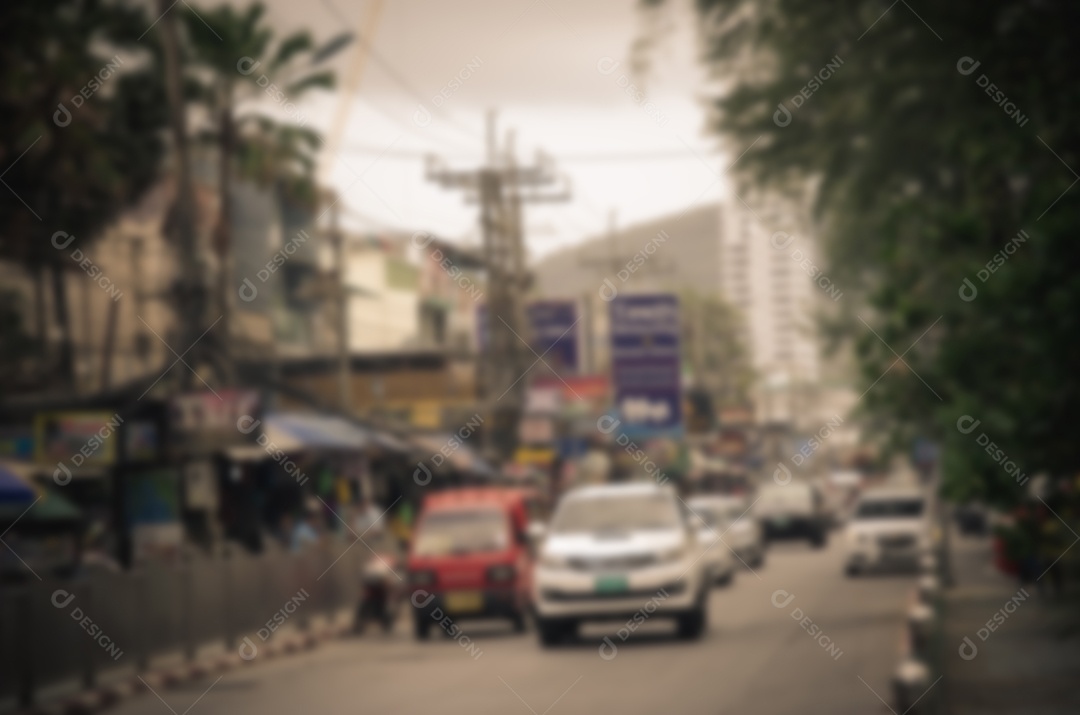 Carro borrado na estrada - filtro vintage.
