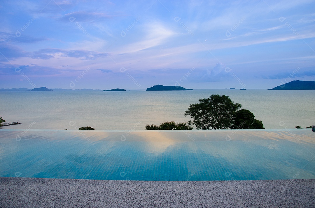 Piscina com vista para o mar.