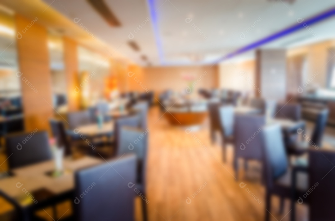 Cadeiras de restaurante borradas.