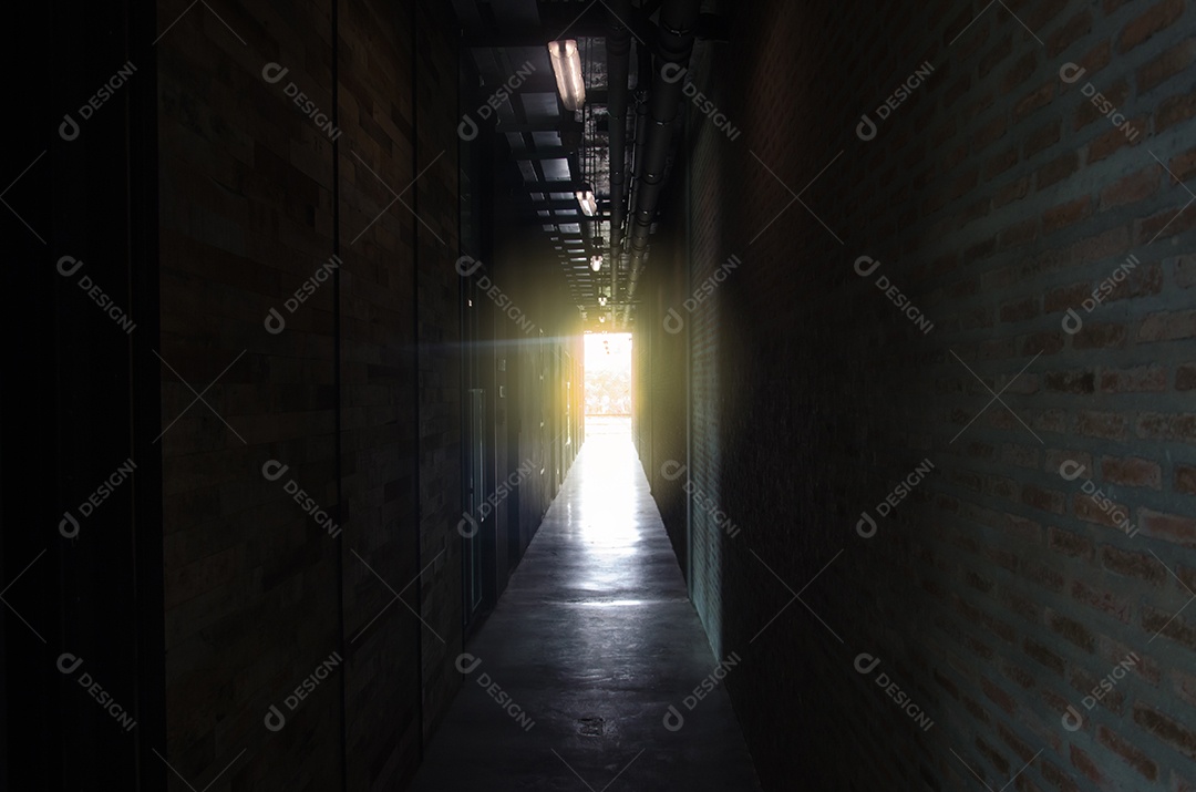 A luz da janela de um antigo corredor de hotel.