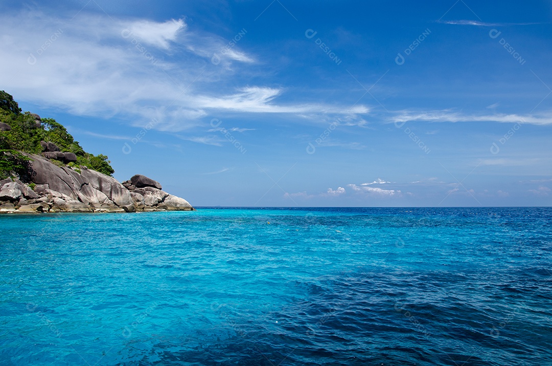 Lindo mar azul das ilhas Similan na Tailândia, Ásia.