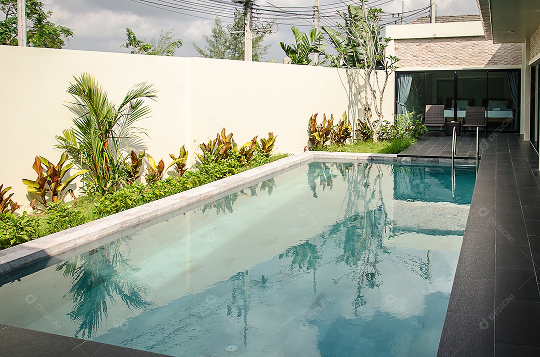 Piscina linda em resort tropical.