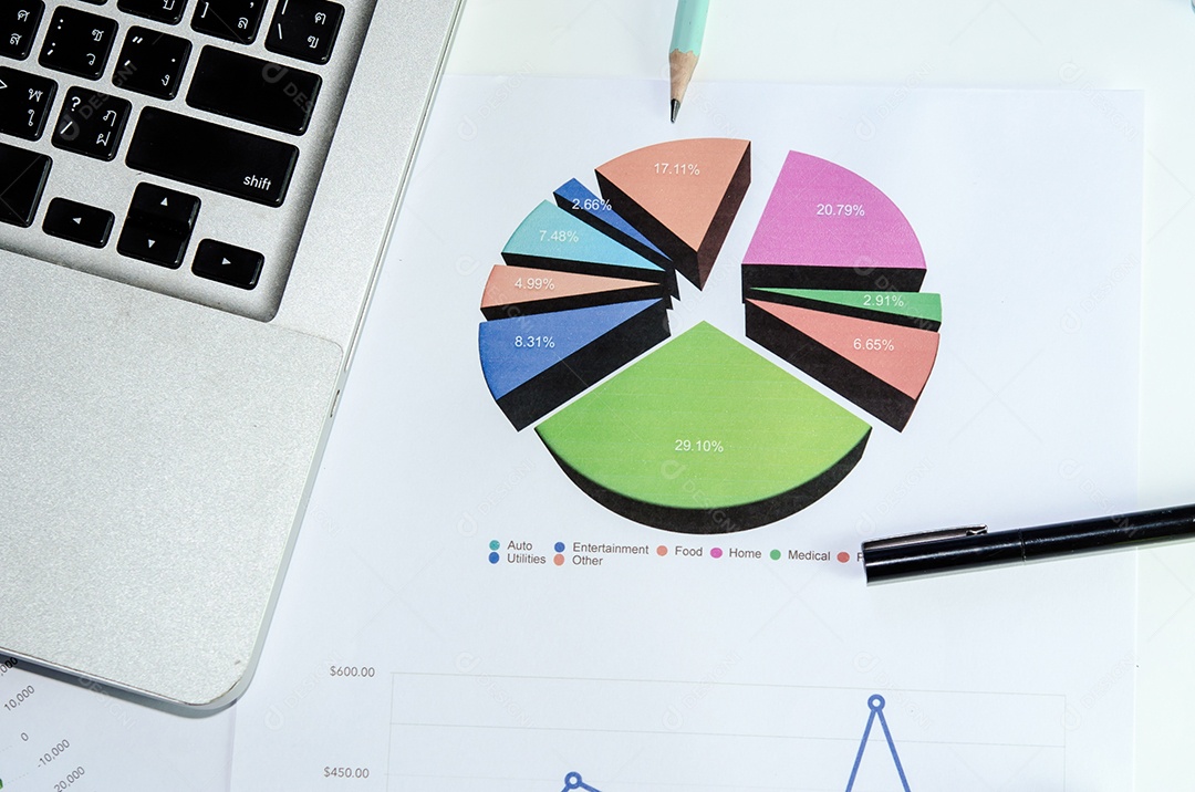 Caneta e laptop de pesquisa de gráfico de negócios.