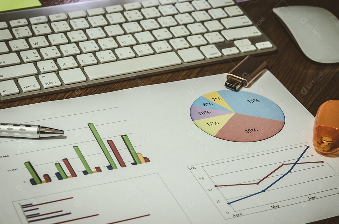 Finanças de gráfico de trabalho de papel e caneta na mesa.