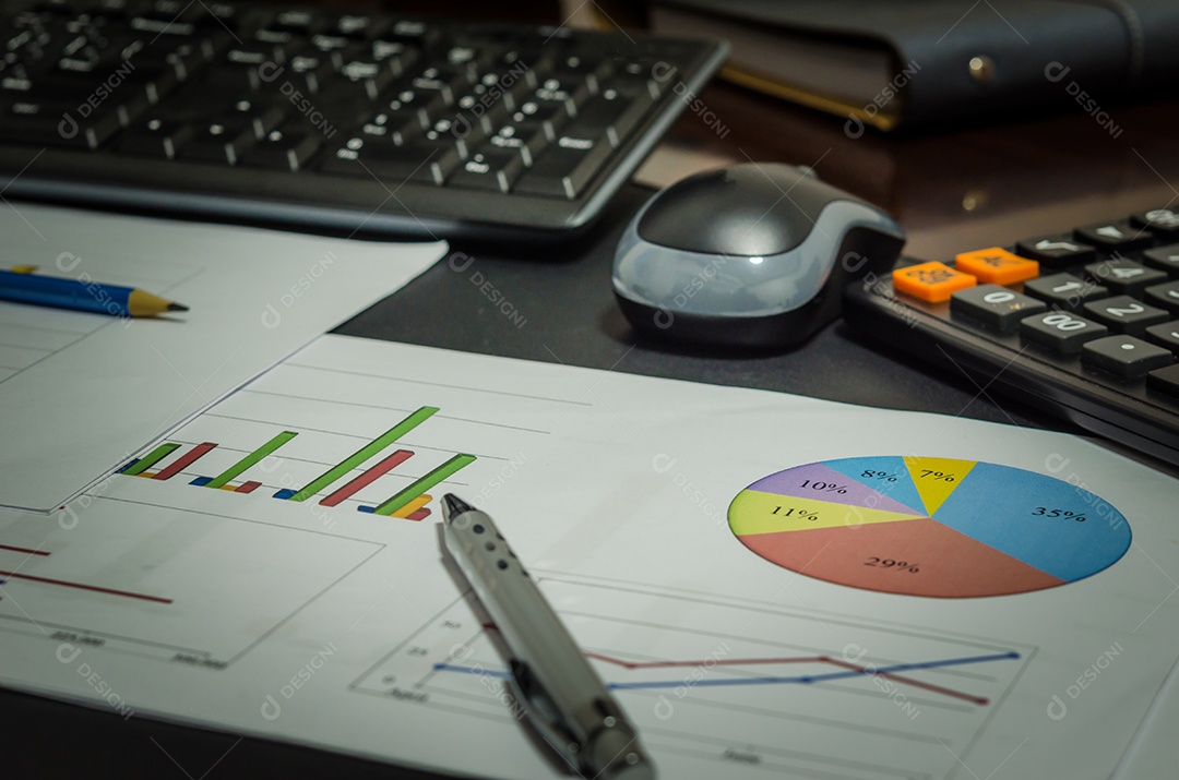 Escritório de mesa e planilha de análise de gráficos.