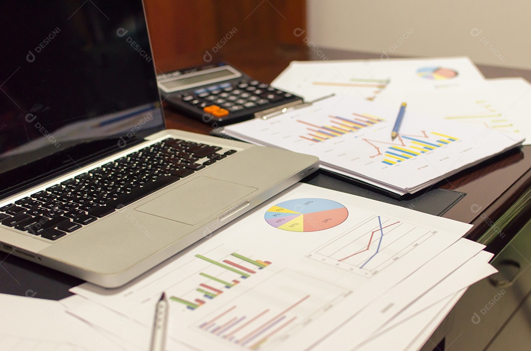 Documentos na mesa de escritório com computador portátil e gráfico financeiro com diagrama de rede social - Filtrar vintage